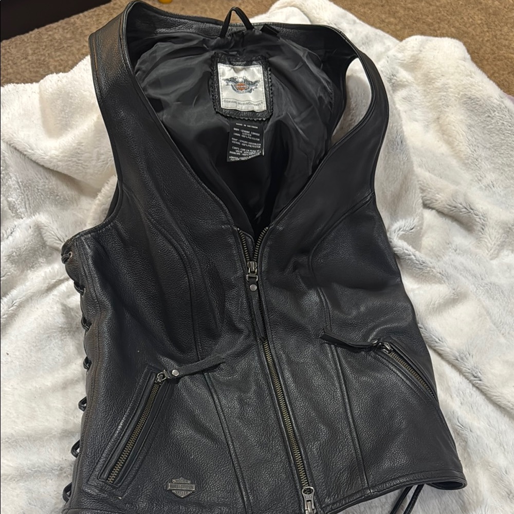 Harley Davidson Black Fitted Leather Jacket with V-Neckline. Vest leather